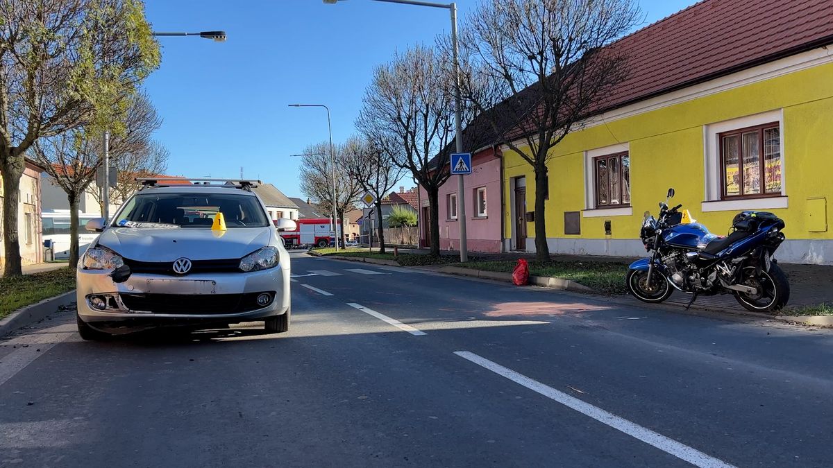 Chodkyni na Rakovnicku vážně zranila motorka, do níž nabouralo auto
